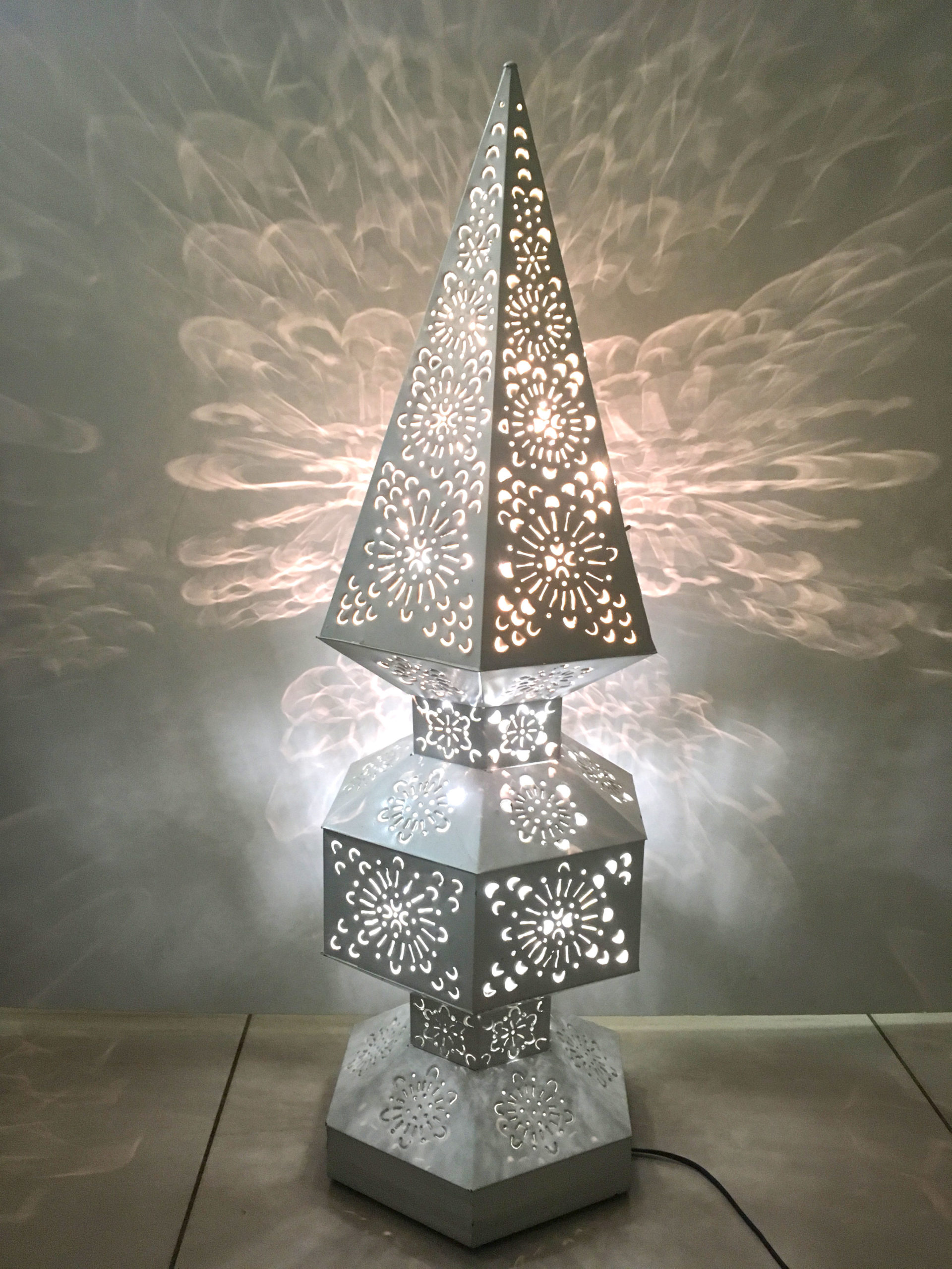 Cutout Obelisk Light-White (80cm)
