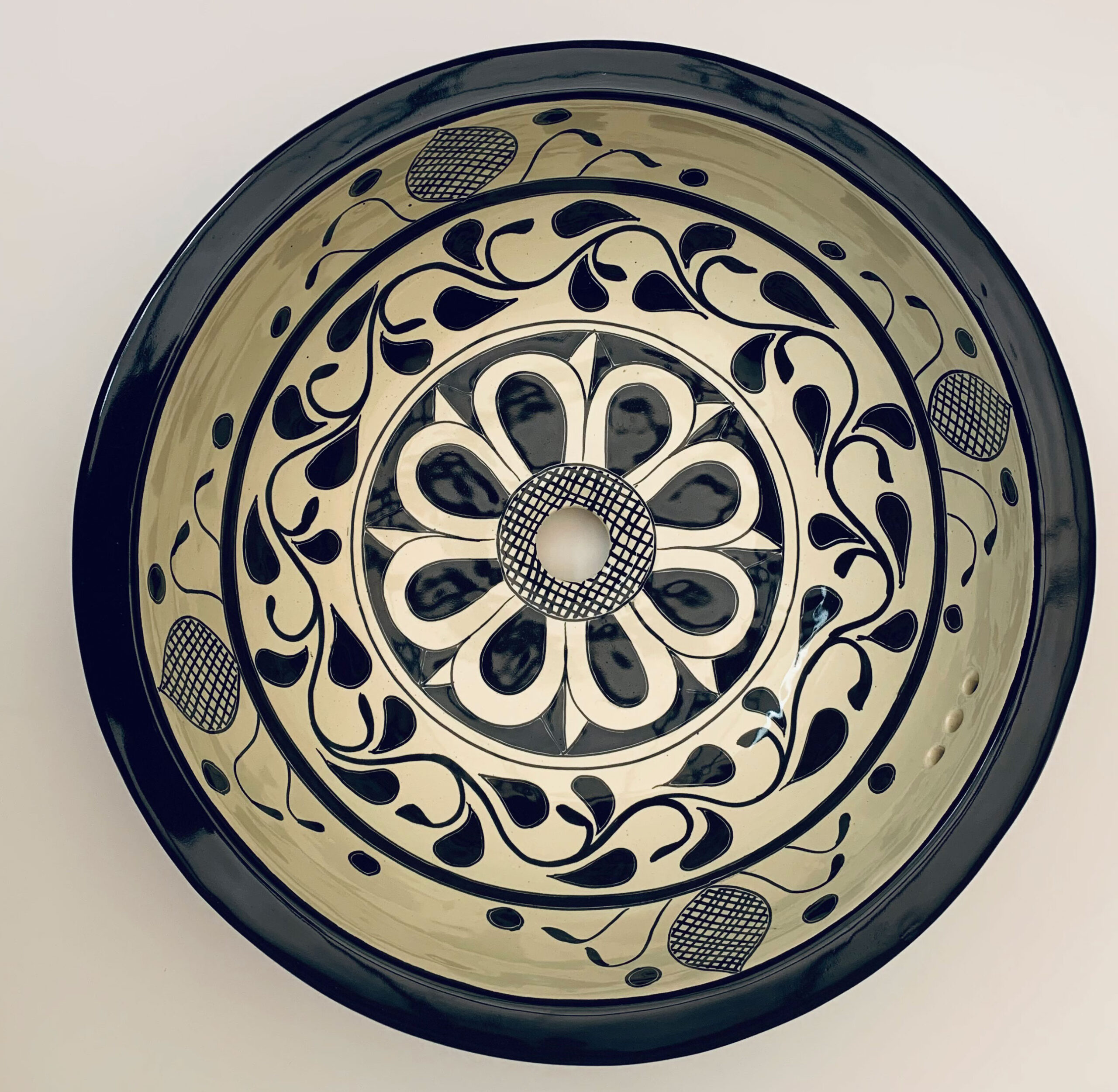 Round Basin Design- Black & White Bold/Large (43cm)